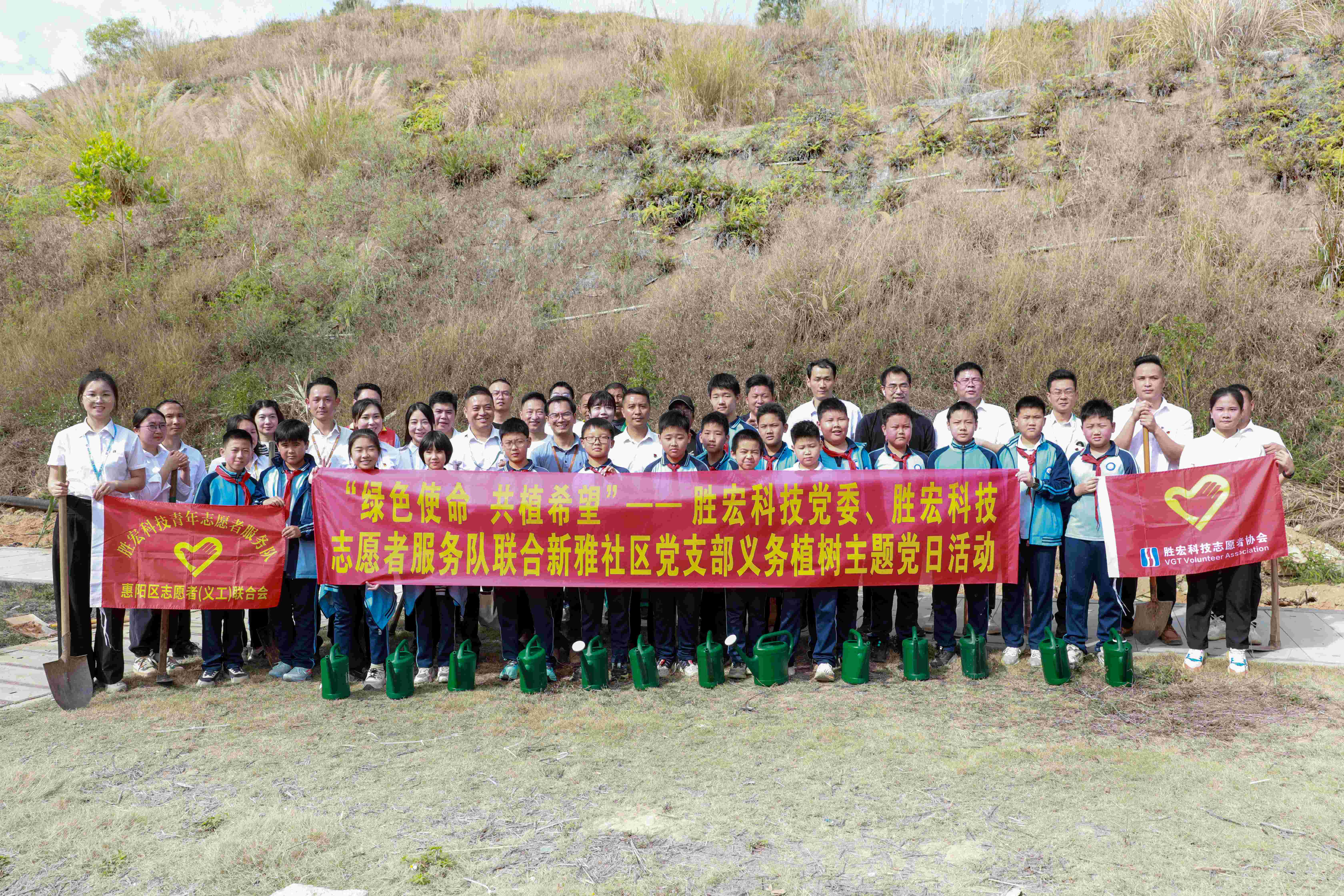 “绿色使命，共植希望”|ks凯时官网科技党委、志愿者服务队联合新雅社区开展义务植树活动